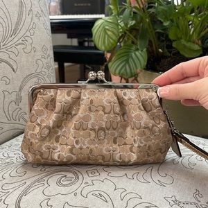 EUC COACH SIGNATURE WRISTLET!!